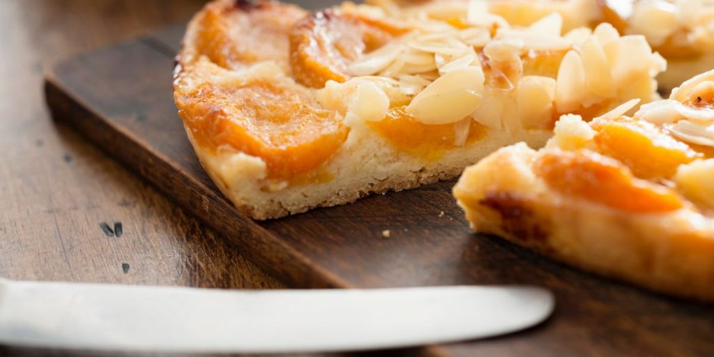 Tarte rustique aux abricots et noisettes